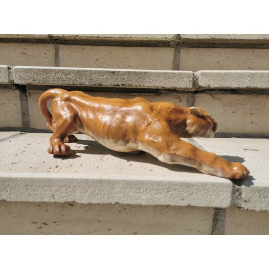 Amazing sculpture of a crawling panther - Colored cast iron