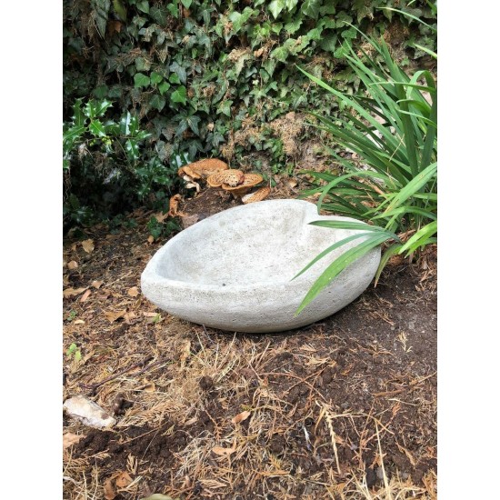 Stunning Stone Heart Garden Bird Bath/Feeder