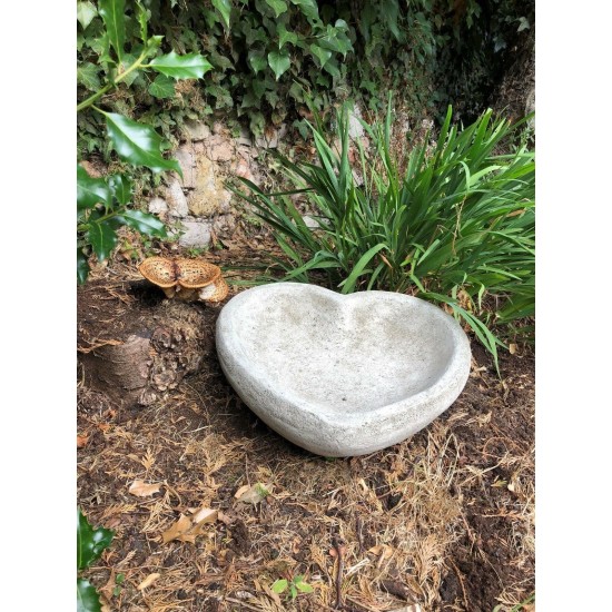 Stunning Stone Heart Garden Bird Bath/Feeder
